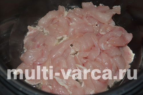 Выкладываем курицу в мультиварку